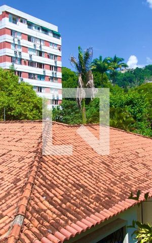 Casa à venda com 230m², 4 quartos e 2 vagas Casa à venda com 230m², 4 quartos e 2 vagasSala vista