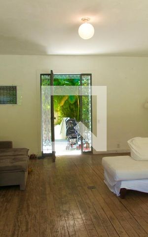 Casa à venda com 230m², 4 quartos e 2 vagas Casa à venda com 230m², 4 quartos e 2 vagasSala