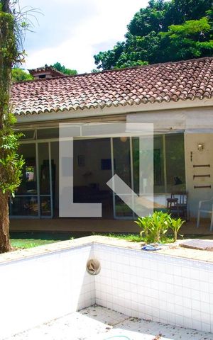 Casa à venda com 230m², 4 quartos e 2 vagas Casa à venda com 230m², 4 quartos e 2 vagasPiscina