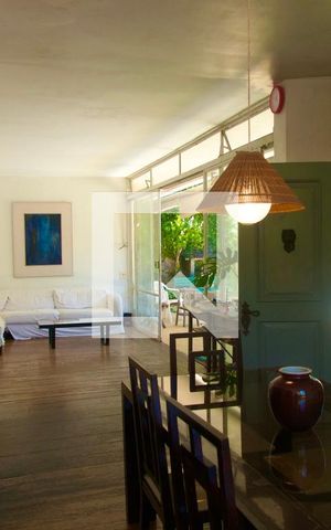 Casa à venda com 230m², 4 quartos e 2 vagas Casa à venda com 230m², 4 quartos e 2 vagasSala
