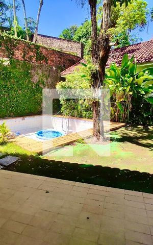 Casa à venda com 230m², 4 quartos e 2 vagas Casa à venda com 230m², 4 quartos e 2 vagasPiscina