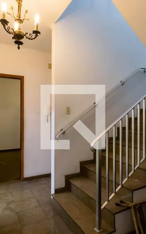 Casa à venda com 291m², 4 quartos e 3 vagas Casa à venda com 291m², 4 quartos e 3 vagasCorredor