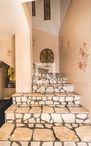 Casa à venda com 331m², 5 quartos e 2 vagasEscada