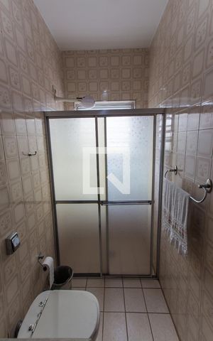 Casa à venda com 256m², 6 quartos e 3 vagas Casa à venda com 256m², 6 quartos e 3 vagasBanheiro da Suíte 1