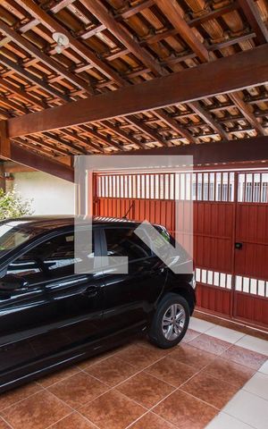 Casa à venda com 256m², 6 quartos e 3 vagas Casa à venda com 256m², 6 quartos e 3 vagasGaragem
