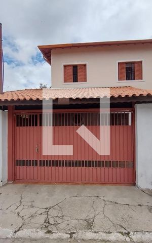 Casa à venda com 256m², 6 quartos e 3 vagas Casa à venda com 256m², 6 quartos e 3 vagasFachada