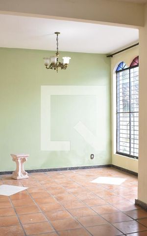 Casa para alugar com 126m², 4 quartos e 2 vagasSala