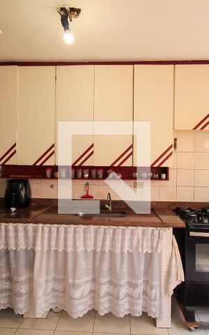 Casa à venda com 180m², 2 quartos e 2 vagas Casa à venda com 180m², 2 quartos e 2 vagasCozinha