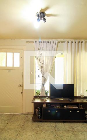 Casa à venda com 180m², 2 quartos e 2 vagas Casa à venda com 180m², 2 quartos e 2 vagasSala