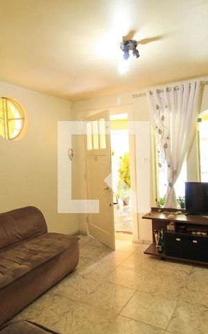 Casa à venda com 180m², 2 quartos e 2 vagas Casa à venda com 180m², 2 quartos e 2 vagasSala
