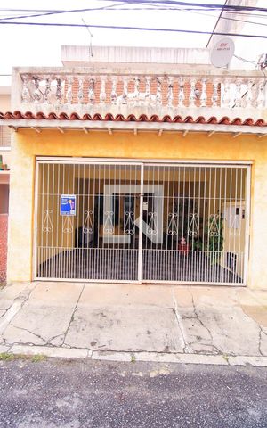 Casa à venda com 180m², 2 quartos e 2 vagas Casa à venda com 180m², 2 quartos e 2 vagasFachada