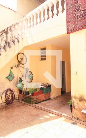 Casa à venda com 180m², 2 quartos e 2 vagas Casa à venda com 180m², 2 quartos e 2 vagasQuintal