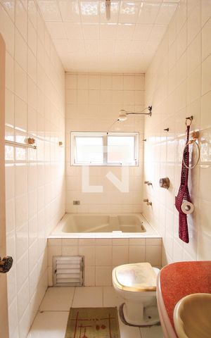 Casa à venda com 180m², 2 quartos e 2 vagas Casa à venda com 180m², 2 quartos e 2 vagasBanheiro