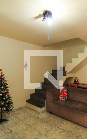 Casa à venda com 180m², 2 quartos e 2 vagas Casa à venda com 180m², 2 quartos e 2 vagasSala