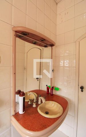 Casa à venda com 180m², 2 quartos e 2 vagas Casa à venda com 180m², 2 quartos e 2 vagasBanheiro