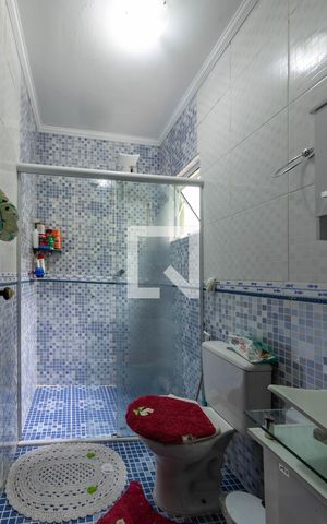 Casa à venda com 200m², 3 quartos e 2 vagas Casa à venda com 200m², 3 quartos e 2 vagasBanheiro