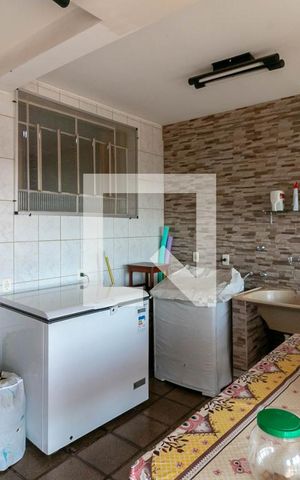 Casa à venda com 600m², 5 quartos e 4 vagas Casa à venda com 600m², 5 quartos e 4 vagasÁrea de Serviço