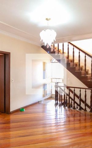 Casa à venda com 600m², 5 quartos e 4 vagas Casa à venda com 600m², 5 quartos e 4 vagasSala