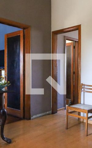 Casa à venda com 300m², 4 quartos e 2 vagas Casa à venda com 300m², 4 quartos e 2 vagas Sala 1