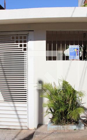 Casa à venda com 200m², 2 quartos e 2 vagasFrente casa