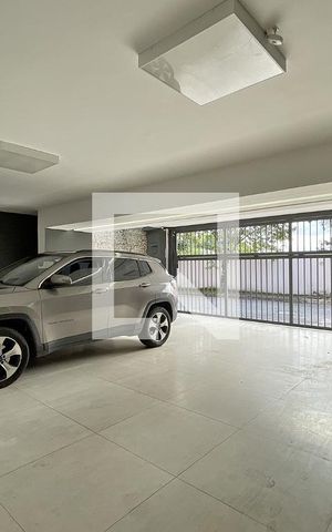 Casa à venda com 600m², 4 quartos e 4 vagas Casa à venda com 600m², 4 quartos e 4 vagasVagas de garagem