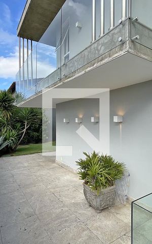 Casa à venda com 600m², 4 quartos e 4 vagas Casa à venda com 600m², 4 quartos e 4 vagasSala - Fachada