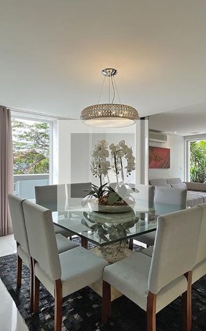 Casa à venda com 600m², 4 quartos e 4 vagas Casa à venda com 600m², 4 quartos e 4 vagasSala de Jantar
