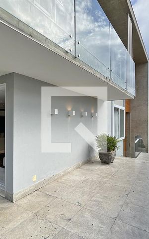Casa à venda com 600m², 4 quartos e 4 vagas Casa à venda com 600m², 4 quartos e 4 vagasSala - Fachada lateral