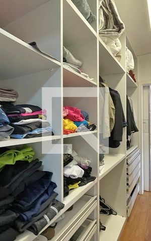 Casa à venda com 600m², 4 quartos e 4 vagas Casa à venda com 600m², 4 quartos e 4 vagasCloset da Suíte 2