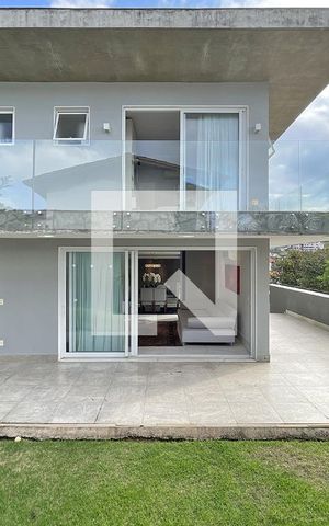 Casa à venda com 600m², 4 quartos e 4 vagas Casa à venda com 600m², 4 quartos e 4 vagasSala - Fachada lateral