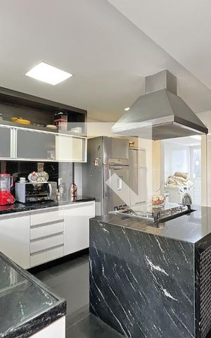Casa à venda com 600m², 4 quartos e 4 vagas Casa à venda com 600m², 4 quartos e 4 vagasCozinha