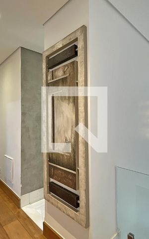 Casa à venda com 600m², 4 quartos e 4 vagas Casa à venda com 600m², 4 quartos e 4 vagasCorredor - Rouparia