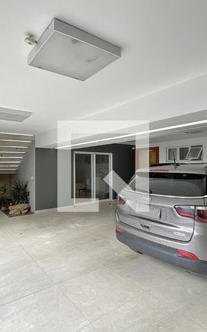 Casa à venda com 600m², 4 quartos e 4 vagas Casa à venda com 600m², 4 quartos e 4 vagasVagas de garagem