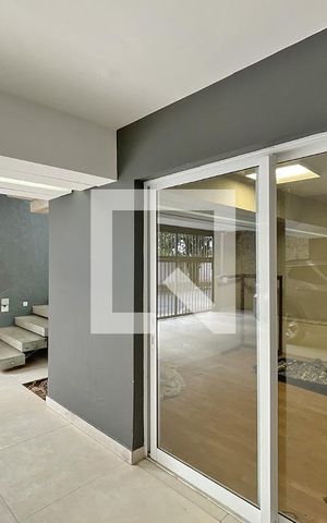 Casa à venda com 600m², 4 quartos e 4 vagas Casa à venda com 600m², 4 quartos e 4 vagasQuarto da garagem