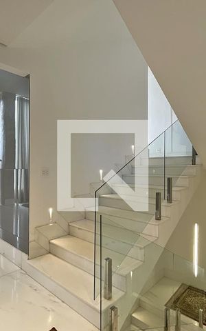 Casa à venda com 600m², 4 quartos e 4 vagas Casa à venda com 600m², 4 quartos e 4 vagasEscadas entre as salas