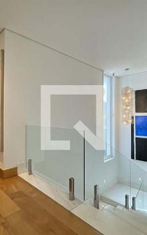 Casa à venda com 600m², 4 quartos e 4 vagas Casa à venda com 600m², 4 quartos e 4 vagasCorredor