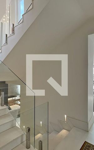 Casa à venda com 600m², 4 quartos e 4 vagas Casa à venda com 600m², 4 quartos e 4 vagasEscadas Quartos