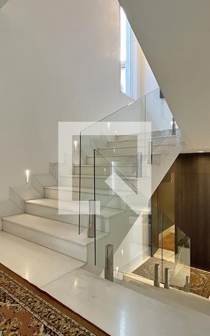 Casa à venda com 600m², 4 quartos e 4 vagas Casa à venda com 600m², 4 quartos e 4 vagasEscadas - Louçaria