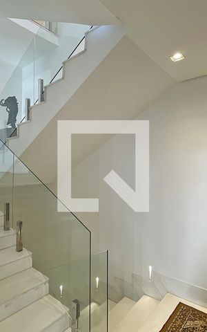 Casa à venda com 600m², 4 quartos e 4 vagas Casa à venda com 600m², 4 quartos e 4 vagasEscadas - Cozinha