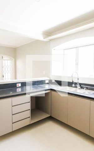Casa para alugar com 650m², 5 quartos e 4 vagas Casa para alugar com 650m², 5 quartos e 4 vagasCozinha