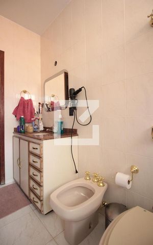 Casa à venda com 285m², 4 quartos e 4 vagasBanheiro 