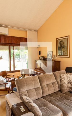 Casa à venda com 277m², 5 quartos e 3 vagas Casa à venda com 277m², 5 quartos e 3 vagasSala