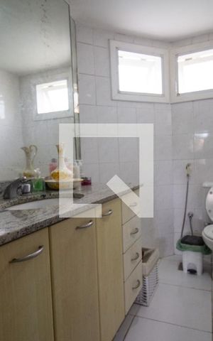 Casa de condomínio para alugar com 240m², 4 quartos e 2 vagas Casa de condomínio para alugar com 240m², 4 quartos e 2 vagasBanheiro da Suíte