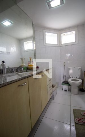 Casa de condomínio para alugar com 240m², 4 quartos e 2 vagas Casa de condomínio para alugar com 240m², 4 quartos e 2 vagasBanheiro da Suíte