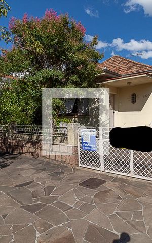 Casa à venda com 150m², 3 quartos e 4 vagas Casa à venda com 150m², 3 quartos e 4 vagasFachada
