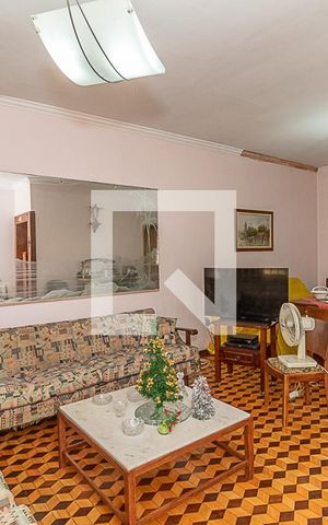 Casa à venda com 150m², 3 quartos e 4 vagas Casa à venda com 150m², 3 quartos e 4 vagasSala
