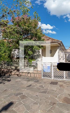 Casa à venda com 150m², 3 quartos e 4 vagas Casa à venda com 150m², 3 quartos e 4 vagasFachada
