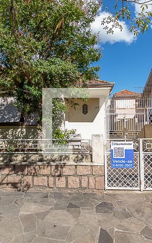 Casa à venda com 150m², 3 quartos e 4 vagas Casa à venda com 150m², 3 quartos e 4 vagasFachada