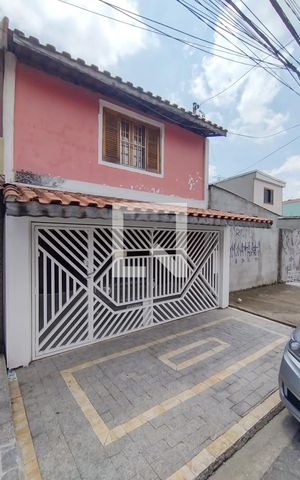 Casa à venda com 127m², 3 quartos e 2 vagas Casa à venda com 127m², 3 quartos e 2 vagasFachada