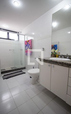 Apartamento para alugar com 265m², 3 quartos e 3 vagas Apartamento para alugar com 265m², 3 quartos e 3 vagasBanheiro da Suíte 1